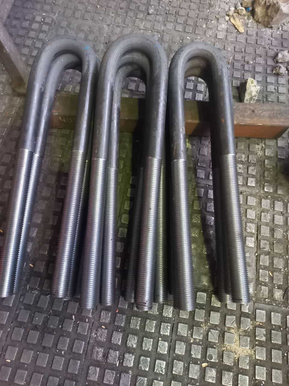 Нарезка резьбы на хомуте из арматуры